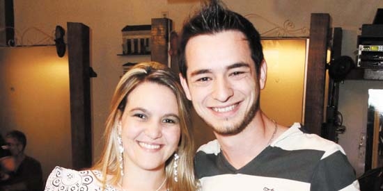 Júlia Monteiro e Lauan Rodrigues comemoram três anos de3 namoro na Sapateria da Pizza